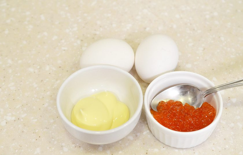 1. Этап. Яйца по-русски: Подготовьте необходимые продукты.