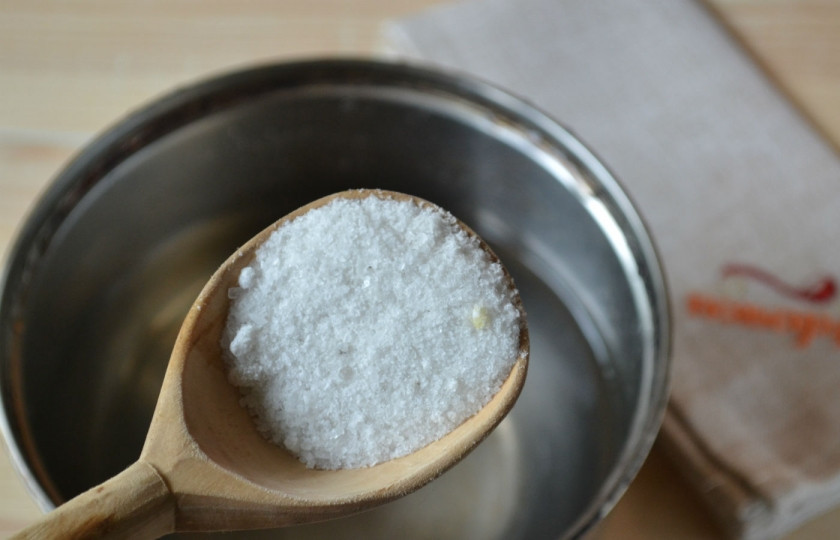 1. Этап. Маринованные кабачки на зиму: 2. Для начала приготовьте маринад. Для этого в кастрюльку налейте 1 л. холодной воды и добавьте соль.