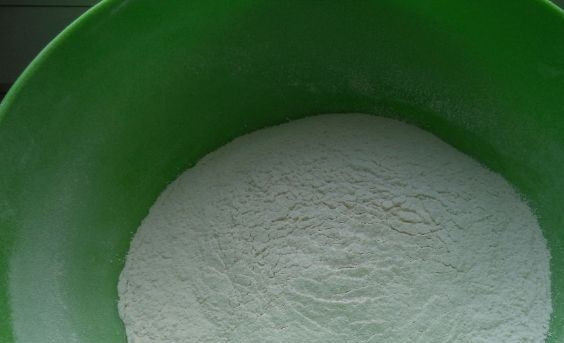 1. Этап. Тесто для пирогов с сухими дрожжами: Муку просейте через сито в миску несколько раз. Таким образом она обогатится кислородом и тесто получится мягким и пышным.