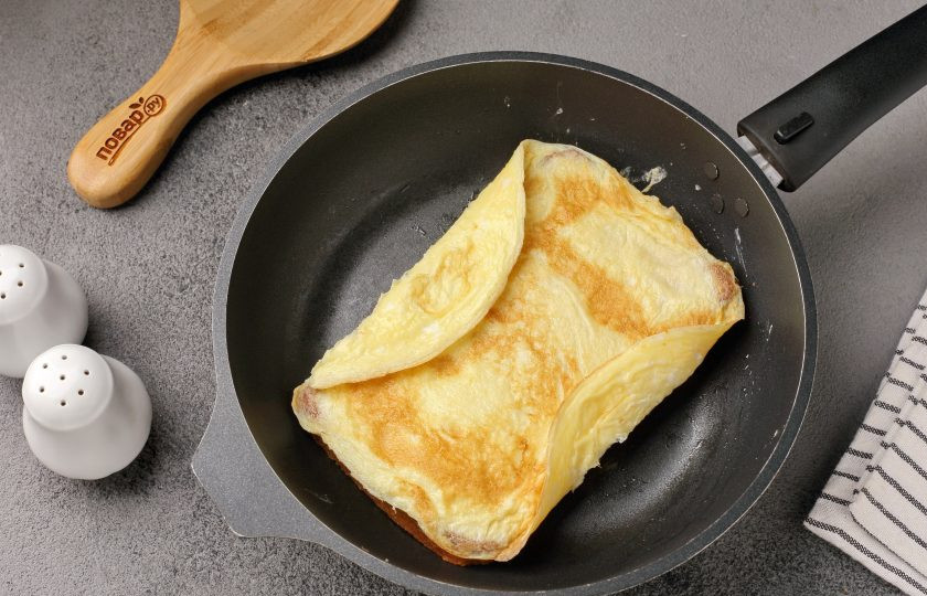 1. Этап. Сэндвич с французским омлетом: Подверните края с двух сторон.