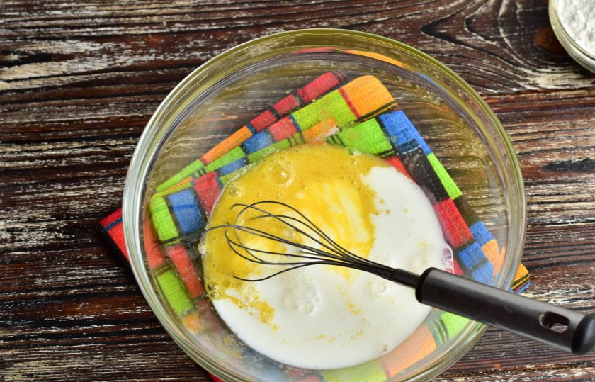 1. Этап. Немецкие блинчики: Перемешайте и влейте молоко.