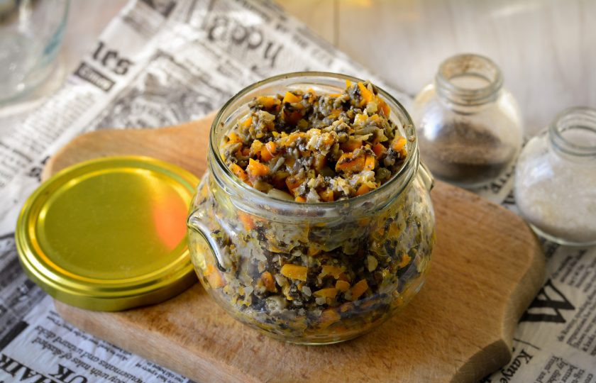 1. Этап. Грибная икра с морковью и луком: Горячую икру переложите в чистые стерилизованные банки.