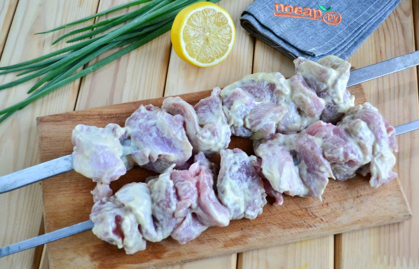 1. Этап. Шашлык из свиной лопатки: Когда угли будут готовы, мясо еще раз перемешайте в маринаде, затем нанизайте мясо на шампуры (можно готовить на решетке) и отправьте на мангал.