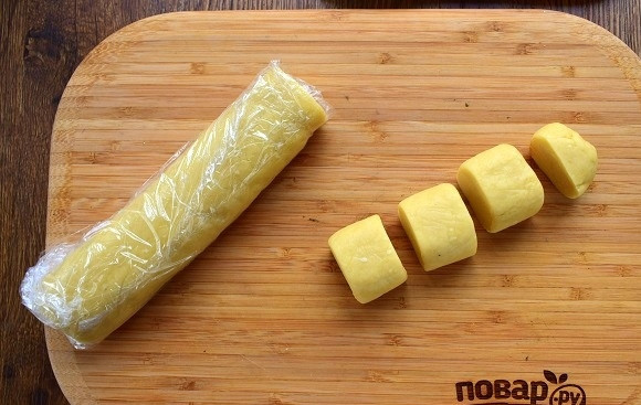 1. Этап. Исландский рождественский хлеб: Нарежьте 4 шайбы (по 30 г каждая).