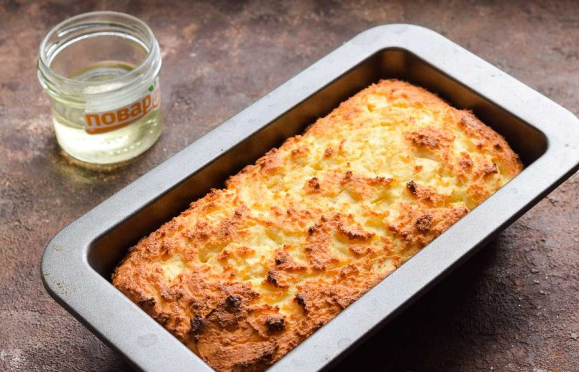 1. Этап. ПП шарлотка с яблоками и творогом: Выпекайте 35-40 минут. После готовую шарлотку немного остудите и подавайте к столу.