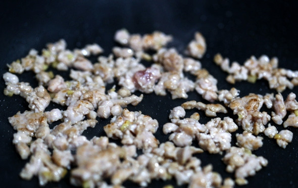 1. Этап. Тушеные баклажаны с мясом: 4. На отдельной сковороде обжарьте немного фарш.