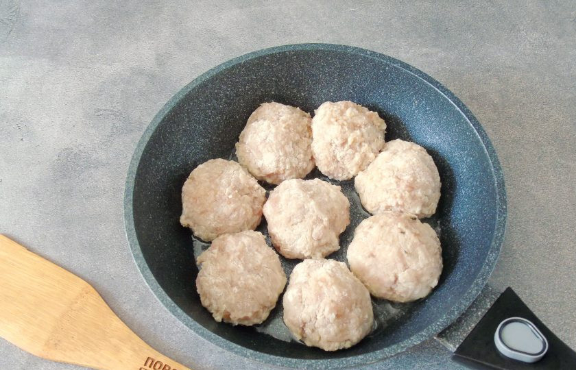 1. Этап. Тефтели с рисом как в детском саду: Из фарша сформируйте тефтели. Обваляйте их в муке и выложите на горячую сковороду с подсолнечным маслом.
