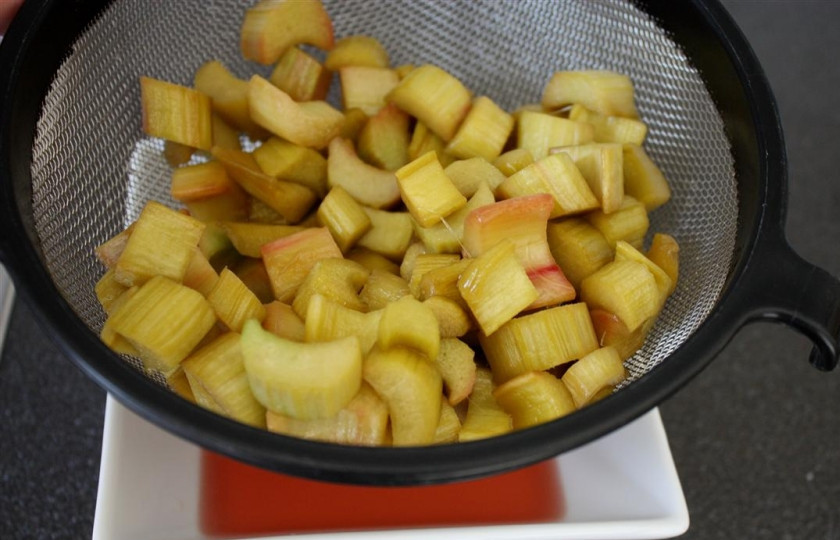 1. Этап. Линцский торт: 5. Откинем на дуршлаг, чтобы лишняя вода стекла. Остужаем.