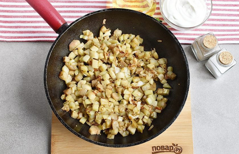1. Этап. Вкусный соус к макаронам: Выложите баклажаны в сковороду к луку. Жарьте 3 минуты, помешивая.