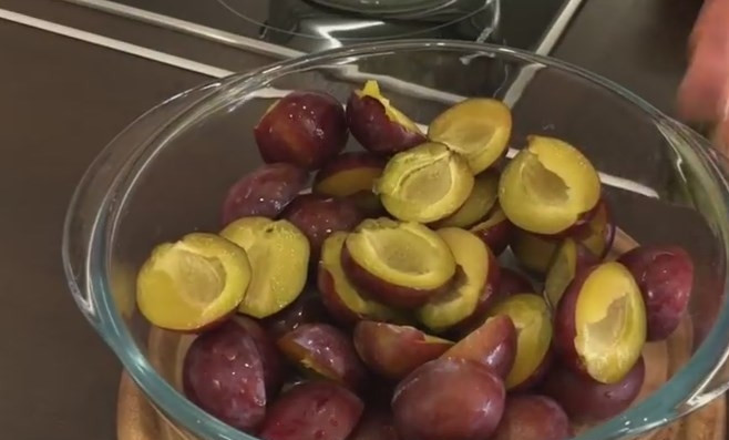 1. Этап. Очень вкусный сливовый пирог-перевертыш: 3. Разрежьте сливы вдоль на 2 половины, удалите косточку.