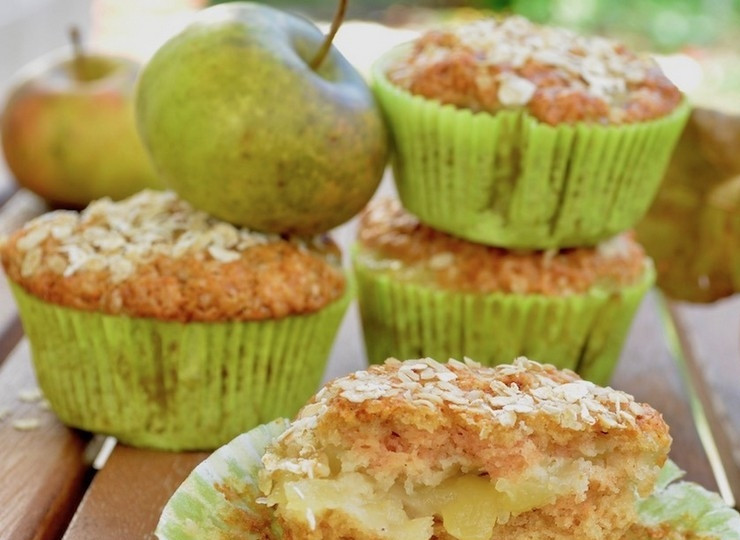 1. Этап. Веганские кексы с яблоками: 6. Дайте готовым кексам немного остыть в форме, затем выложите на блюдо и подайте на стол. Приятного аппетита!