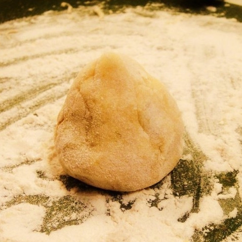 1. Этап. Пирожки с курицей и картошкой: Заворачиваем пирожок.