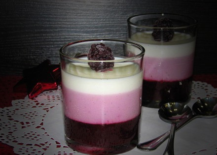 1. Этап. Слоеное ежевичное желе с йогуртом: Разливайте в порционную прозрачную посуду, выложите несколько столовых ложек ежевичного пюре, уберите в холодильник на 15 минут. Затем несколько столовых ложек ежевичного йогурта, уберите в холодильник на 15 минут. Затем выложите чистый йогурт, уберите в холодильник минимум на 2 часа.