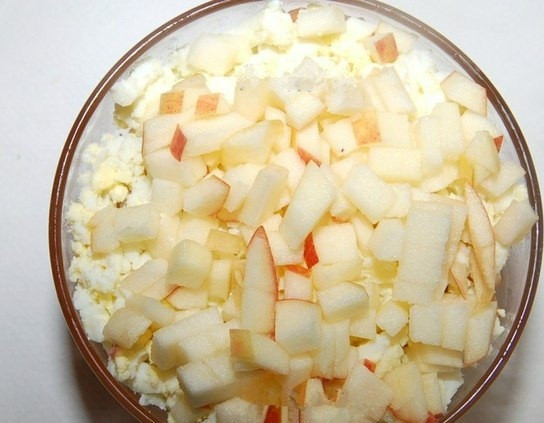 1. Этап. Салат с форелью: Остудите и очистите яйцо от скорлупы. Помните его вилкой и положите поверх лука. Яблоко очистите, вырежьте сердцевину. Порежьте его на кубики и положите поверх яйца.