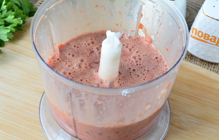 1. Этап. Суфле из свиной печени: Взбейте все ингредиенты в блендере.