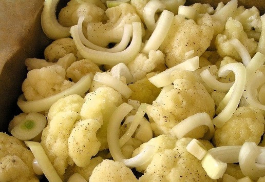 1. Этап. Запеченная цветная капуста с маслинами: Добавьте лук, нарезанный полукольцами, сбрызните 1 ст. л. оливкового масла.