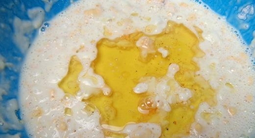 1. Этап. Блины с крабовым припеком: Влейте в миску со всеми ингредиентами масло. Это может быть любое растительное масло без запаха, а также растопленное сливочное.