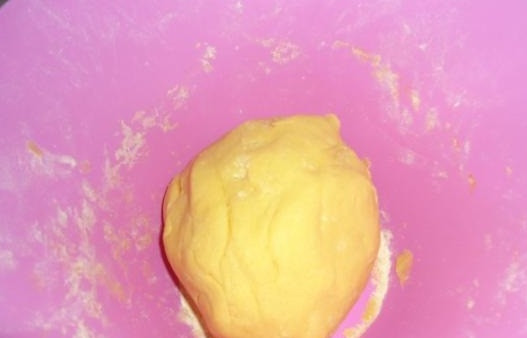 1. Этап. Вкусный пирог с вишней и творогом: 4. Просеянную сухую смесь всыпьте в масляную основу. Замесите тесто сначала ложкой, а после переходите к вымешиванию руками. Готовое тесто обмотайте пленкой и положите в холодильник.