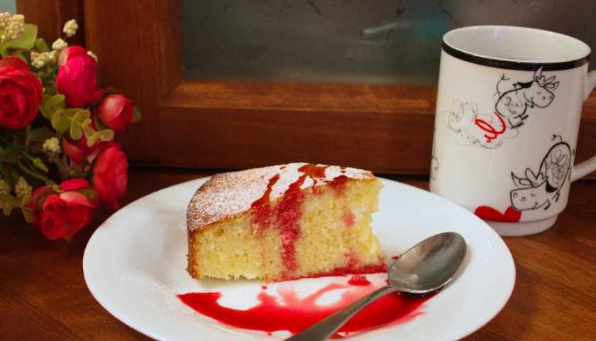 1. Этап. Диетическая запеканка из творога: Запекаем в разогретой духовке при 200 градусов до готовности (около 40 минут). Подайте к столу. Готовую запеканку при подаче можно полить вареньем или сметаной, посыпать сахарной пудрой.