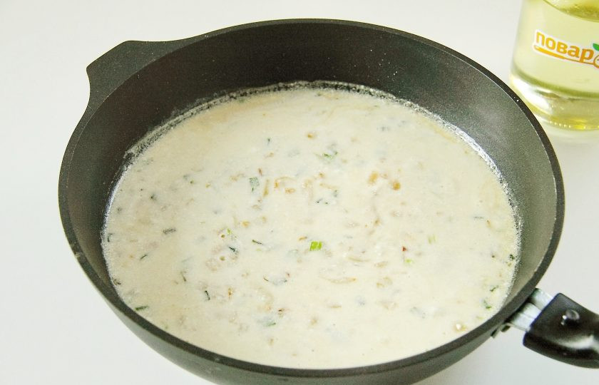 1. Этап. Мясные рулетики с луком: Добавьте сметану и соль. Прогрейте все около минуты, влейте кипяток и доведите соус до кипения.