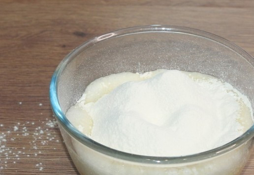 1. Этап. Кекс с кремом из творожного сыра: 6. В молочную смесь, просеиваем муку (200 г) с разрыхлителем (1 ч. л.), перемешиваем и взбиваем миксером до однородности теста.