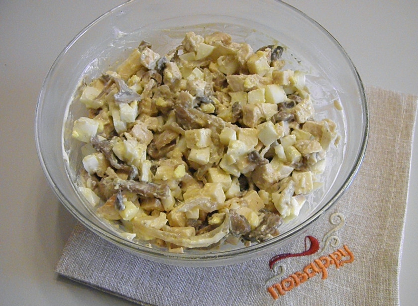 1. Этап. Салат с шампиньонами и куриной грудкой: Перемешайте салат. Приятного аппетита!