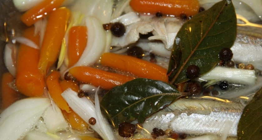 1. Этап. Корюшка в маринаде: 3. Для маринада: воду смешиваем с солью, сахаром, перцем и лавровым листом. Чистим, моем и нарезаем морковку, добавляем ее к маринаду. Ставим все на огонь, доводим до кипения, после этого варим 5-7 минут. Снимаем с огня, вливаем уксус. Луковицы чистим и нарезаем дольками, в посуду складываем лук и рыбу, заливаем их полученным маринадом. Оставляем на 24 часа. После этого корюшка готова, приятного аппетита!