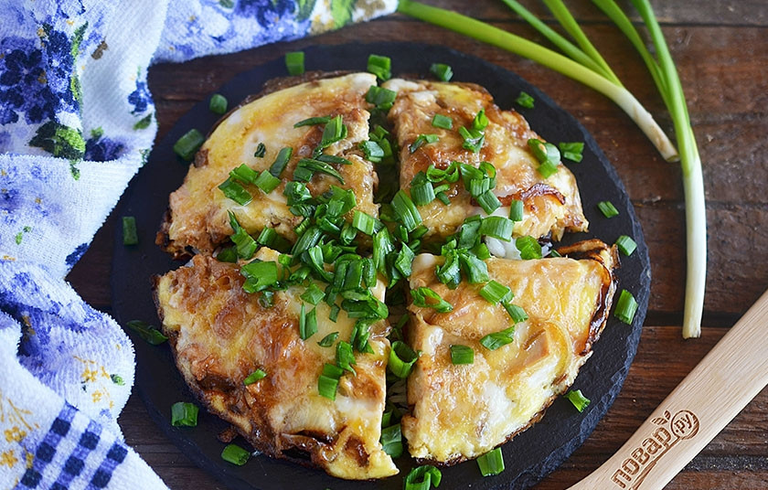 1. Этап. Оякодон (японский омлет): 8. На него нарезанный на треугольники омлет. Украсьте блюдо зеленым луком.