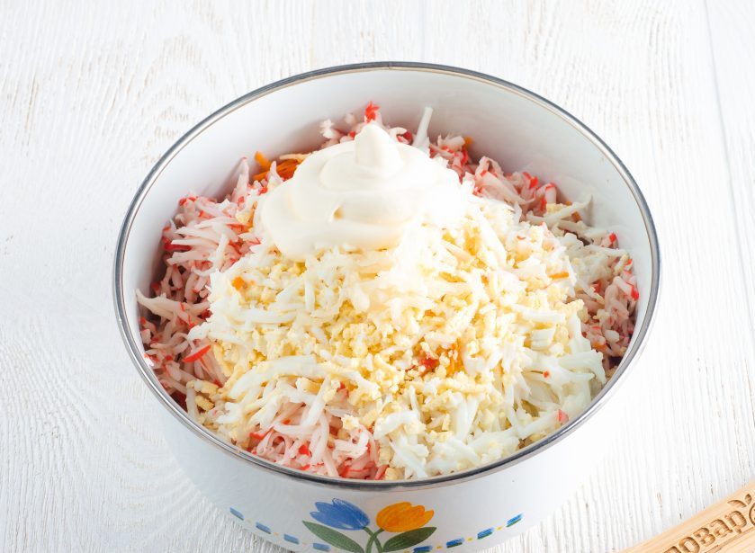 1. Этап. Салат с крабовыми палочками и морковью: Заправьте салат майонезом и можно подавать к столу. Я выкладывала порционно с помощью кулинарного кольца.