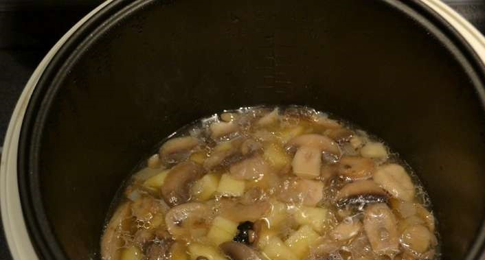 1. Этап. Грибной суп пюре в мультиварке: После обжарки лука с шампиньонами добавляем воду в чашу мультиварки и доводим до кипения. Закладываем мелко нарезанный картофель и солим. Режим переключаем на 