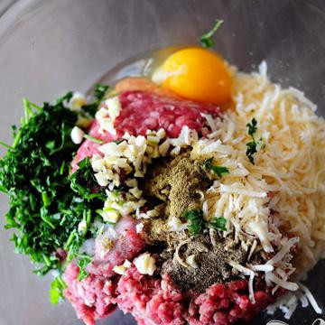 1. Этап. Итальянский суп с фрикадельками: Положить все ингредиенты для фрикаделек в миску.