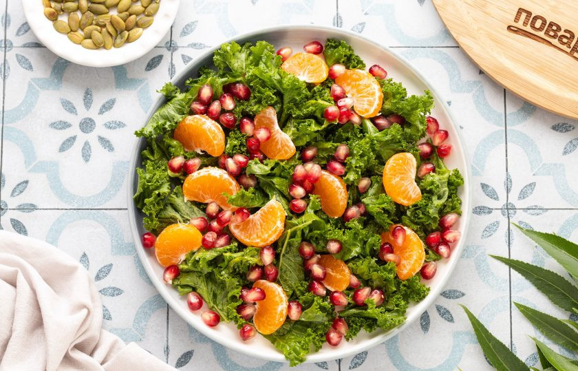 1. Этап. Салат c мандарином, гранатом и тыквенными семечками: Выложите в тарелку для подачи кейл. Добавьте мандарин и зерна граната. Полейте оставшейся заправкой и посыпьте сверху тыквенными семечками.