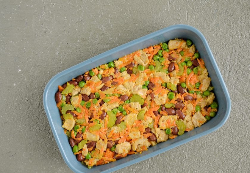 1. Этап. Соевая запеканка: Выложите начинку в форму для запекания, плотно утрамбуйте.