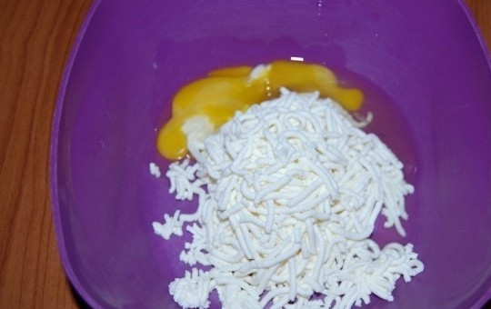 1. Этап. Закуска Пасхальные яйца: 1. Творог протрите через сито и соедините в миске с яйцом, солью и перцем. Хорошо перемешайте.