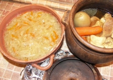 1. Этап. Суточные щи (рецепт классический): По истечении времени достаем горшки из духовки. Овощи и зелень из бульона выбрасываем. Мясо достаем и нарезаем на кусочки.