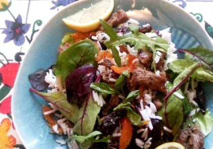 1. Этап. Салат из баранины: Далее смешиваем в миске обжаренное мясо, отваренный рис, сухофрукты, листья салата и мяты. Посыпаем все корицей и тмином, заправляем салат лимонным соком и оливковым маслом, аккуратно все перемешиваем и подаем к столу. Приятного аппетита!