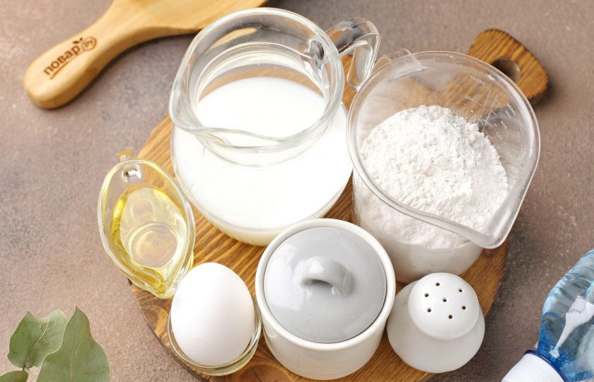 1. Этап. Блинчики на минералке: Подготовьте все ингредиенты.