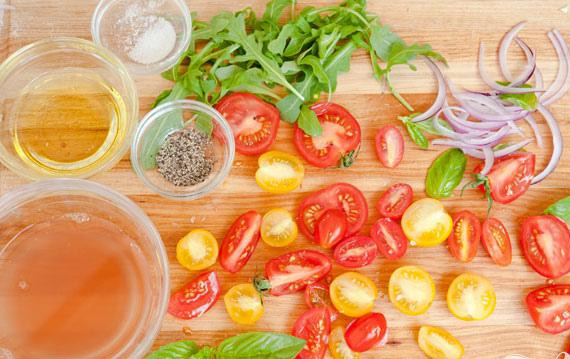 1. Этап. Салат с хлебом и помидорами: 5. Нарезать помидоры Heirloom и черри на маленькие кусочки.