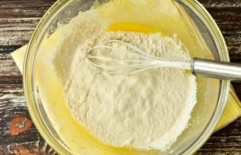 1. Этап. Капкейки с орехами: Добавьте разрыхлитель и муку.