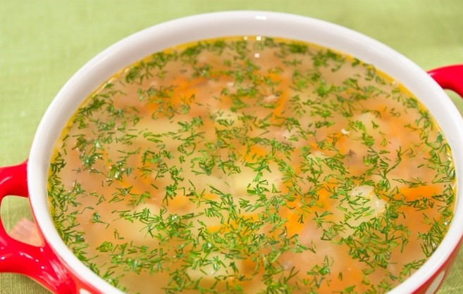 1. Этап. Суп из консервы горбуши: В готовый суп добавьте измельченную зелень, затем его необходимо настоять под крышкой 10 минут. Приятного аппетита!