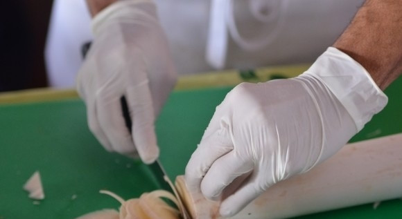 1. Этап. Салат миллионеров: 2. Нарезаем его тонкими кружочками-слайсами.