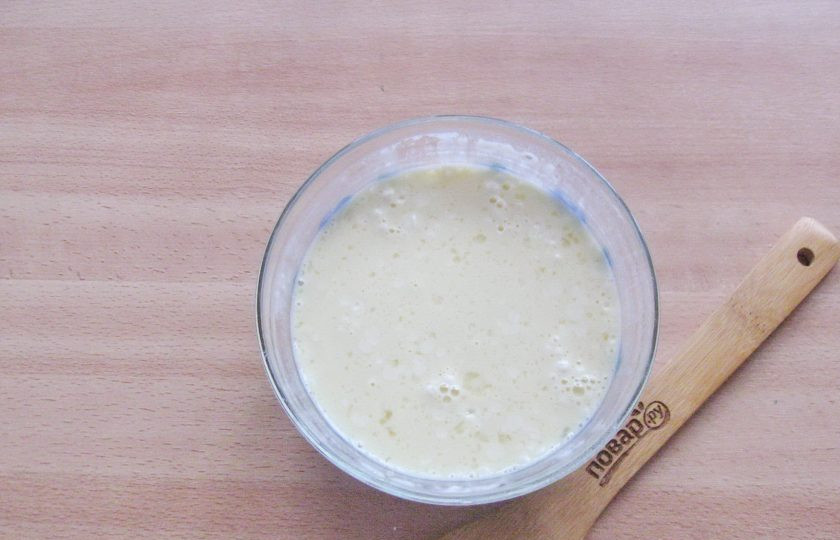 1. Этап. Калалаатикко: Вторую половину молока соедините с мукой и тщательно перемешайте, чтобы не было комочков. Добавьте в мисочку, немного посолите и опять хорошо перемешайте.