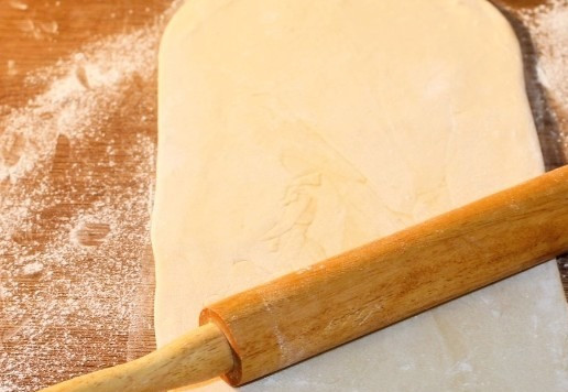 1. Этап. По мотивам кребли или вергуны: 11. Присыпать стол мукой и раскатать тесто в пласт (у меня 23*30 см) толщиной 5 мм. Если тесто начнет прилипать к поверхности, припылите мукой.