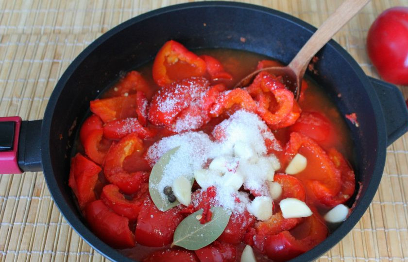 1. Этап. Лечо с чесноком: Насыпаем соль и сахар. Готовим еще 5 минут. Кипящее лечо кладем в стерильную банку и закатываем металлической крышкой.