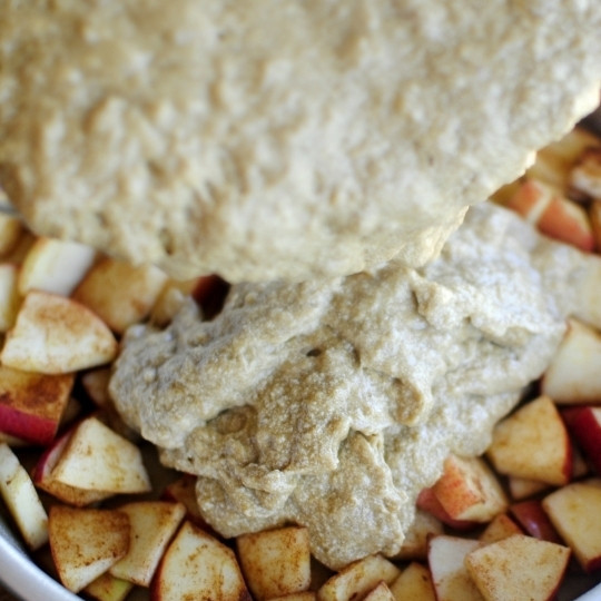 1. Этап. Яблочный торт: Получившейся смесью заливаем яблоки в форме для запекания.