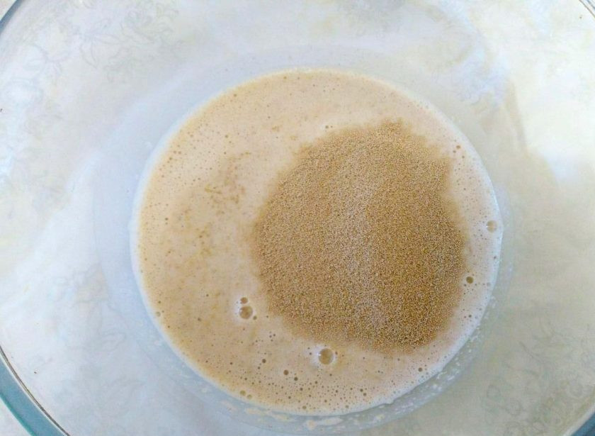 1. Этап. Хлеб из овса: Добавьте сахар и сухие дрожжи в подготовленную овсяную массу, убедившись, что она имеет невысокую температуру (должна быть приятно тёплой).