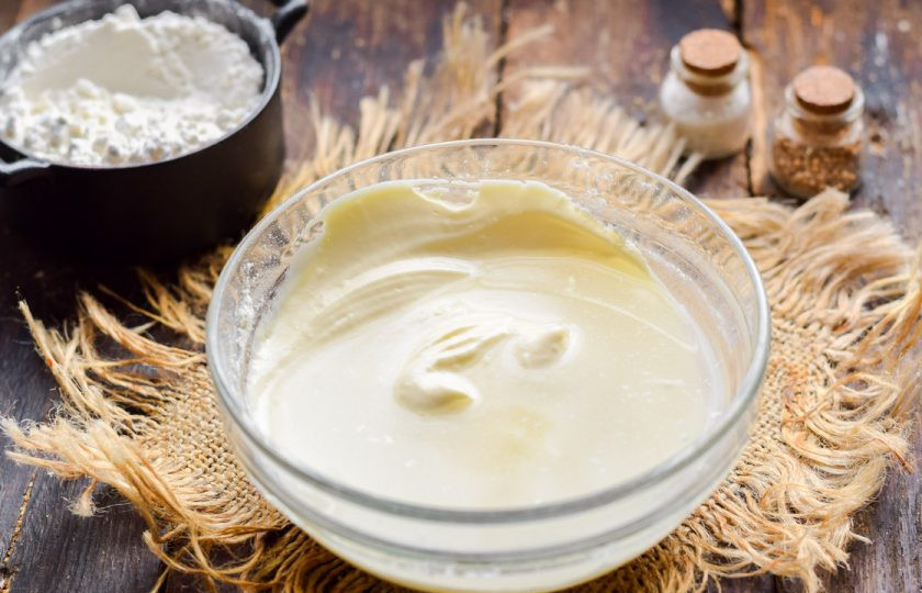 1. Этап. Блины на майонезе без яиц: Добавьте крутой кипяток и перемешайте тесто. Всыпьте оставшуюся муку.