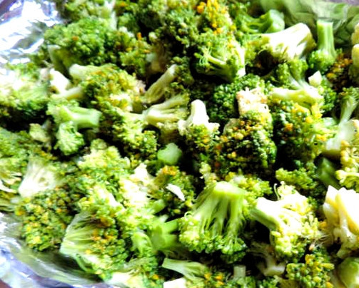 1. Этап. Брокколи, запеченная в сливочном соусе: На этот раз я взяла замороженную брокколи. Её нужно положить в холодную воду до оттаивания. После чего еще раз промываем и разбираем на соцветия. Вы же можете взять незамороженные овощи. К ним можно добавить цветную капусту (по желанию).