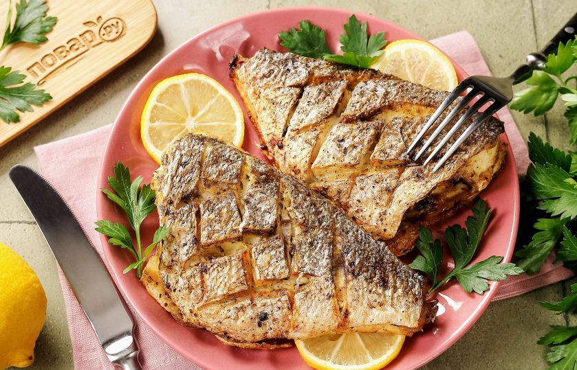 1. Этап. Дорадо в аэрогриле: Дорадо в аэрогриле готова. Выложите румяную дорадо на тарелку и подайте к столу с любым гарниром и сочными ароматными соусами на свой вкус. Приятного аппетита!