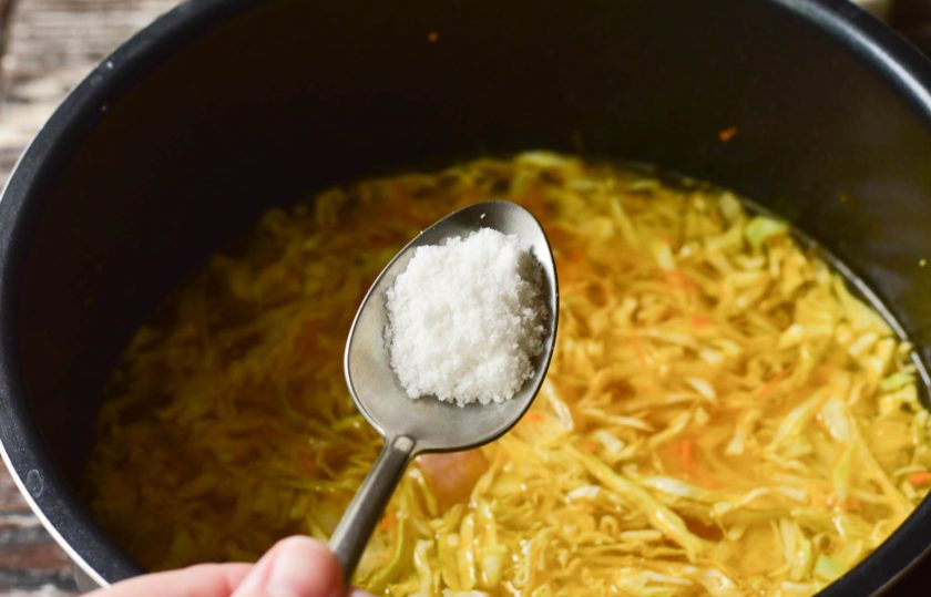 1. Этап. Щи с фрикадельками в мультиварке: Затем влейте воду (ее количество определите сами). Добавьте соль.